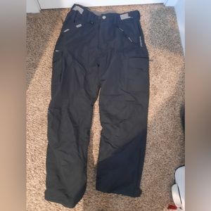 Really good quality snow pants! Great condition, size large.